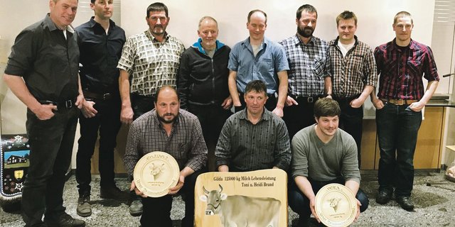 Die geehrten Urner Züchter mit Präsident Toni Brand (vorne Mitte), der für seine Kuh Dorian Gilda ausgezeichnet wurde.(Bild zVg)