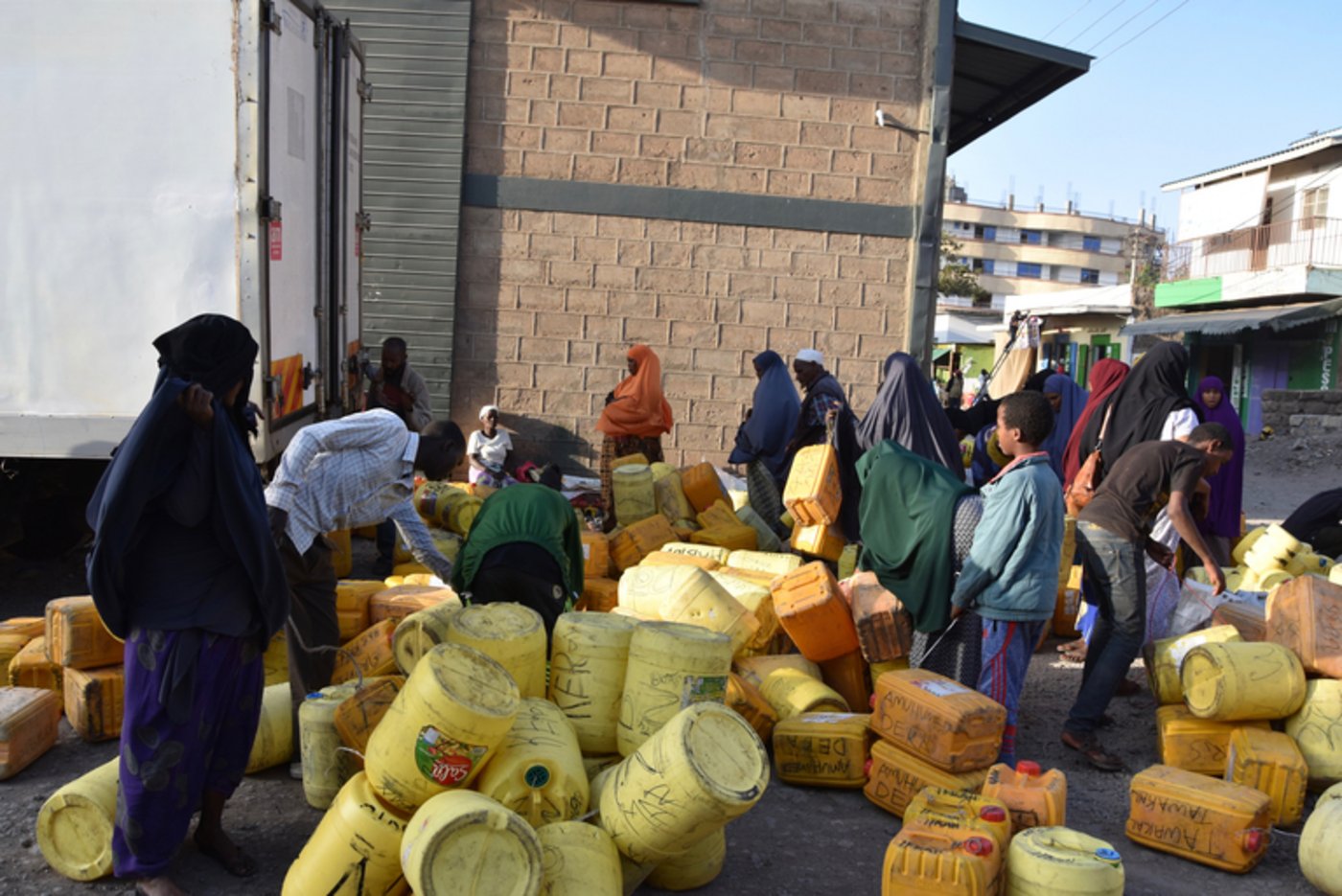 Die Anolei-Frauen sammeln ihre Plastikcontainer ein, die aus Nairobi ankommen.