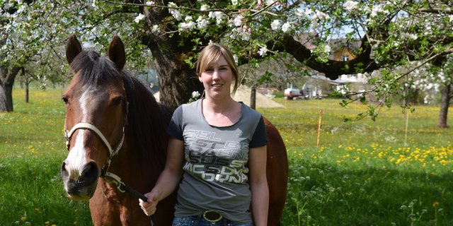 Isabella Debrunners Leidenschaft sind Pferde, dabei geht es ihr nicht in erster Linie ums Reiten. Täglich kümmert sie sich an die fünf Stunden um die Betreuung ihrer Pensionspferde. (Bild Isabelle Schwander)