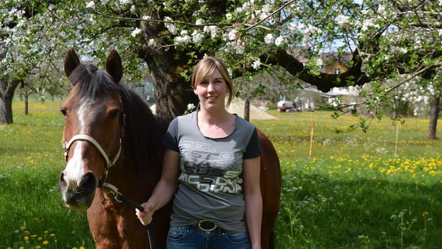 Isabella Debrunners Leidenschaft sind Pferde, dabei geht es ihr nicht in erster Linie ums Reiten. Täglich kümmert sie sich an die fünf Stunden um die Betreuung ihrer Pensionspferde. (Bild Isabelle Schwander)