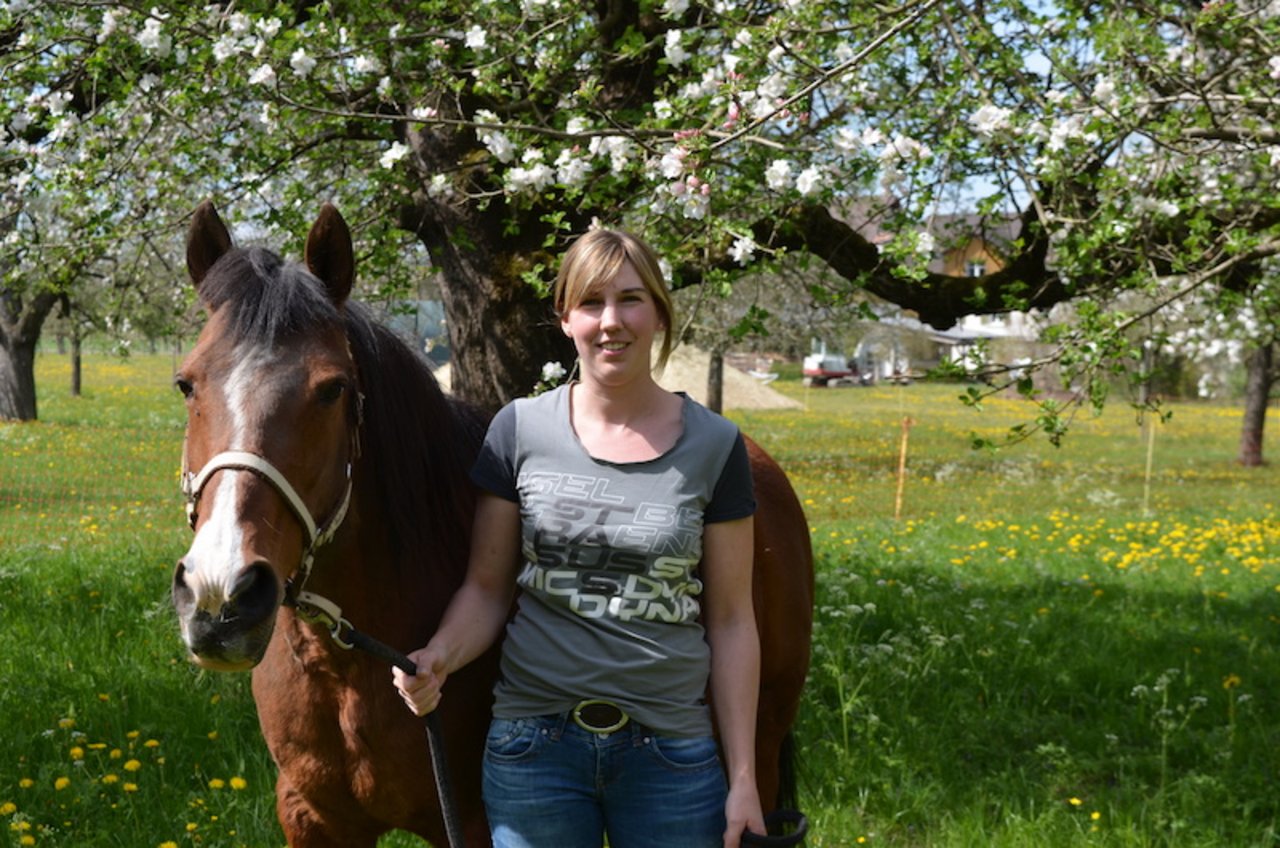 Isabella Debrunners Leidenschaft sind Pferde, dabei geht es ihr nicht in erster Linie ums Reiten. Täglich kümmert sie sich an die fünf Stunden um die Betreuung ihrer Pensionspferde. (Bild Isabelle Schwander)
