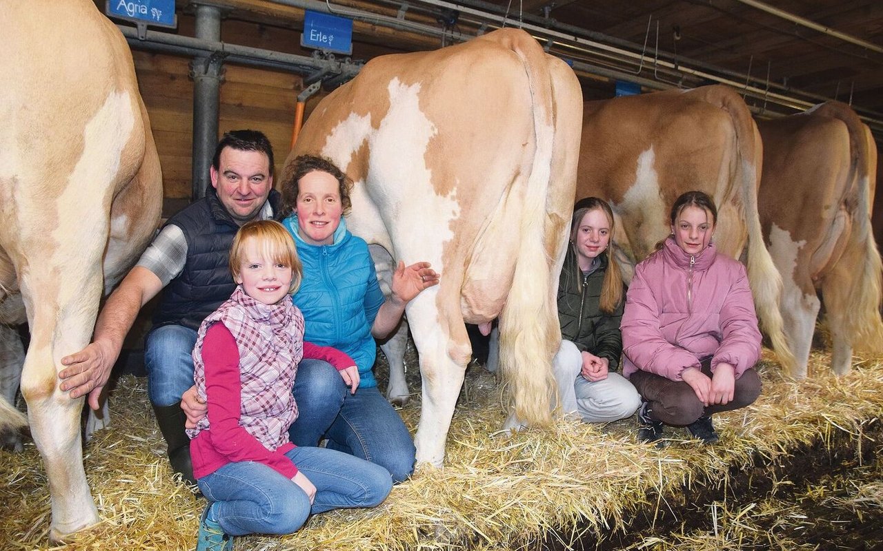Im Stall Oesch stehen alles Kühe mit Code 60. Ihr Herz schlägt für die Reinzucht: Ueli und Therese Oesch mit den Kindern Flavia, Sarah und Aline.