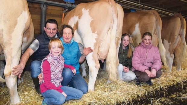 Im Stall Oesch stehen alles Kühe mit Code 60. Ihr Herz schlägt für die Reinzucht: Ueli und Therese Oesch mit den Kindern Flavia, Sarah und Aline.