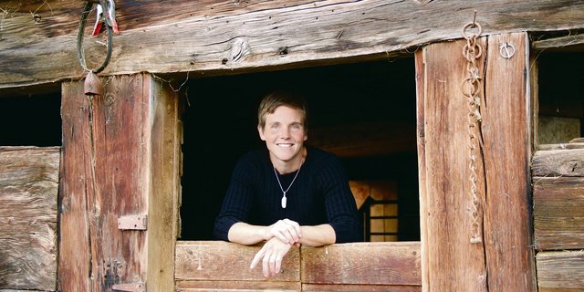 Mira Battaglia-Wenger kam vor zehn Jahren aus dem Unterland ins Dorf Mutten GR. Der Start war nicht einfach, aber unterdessen sei sie angekommen, sagt sie.(Bild Benildis Bentolila)