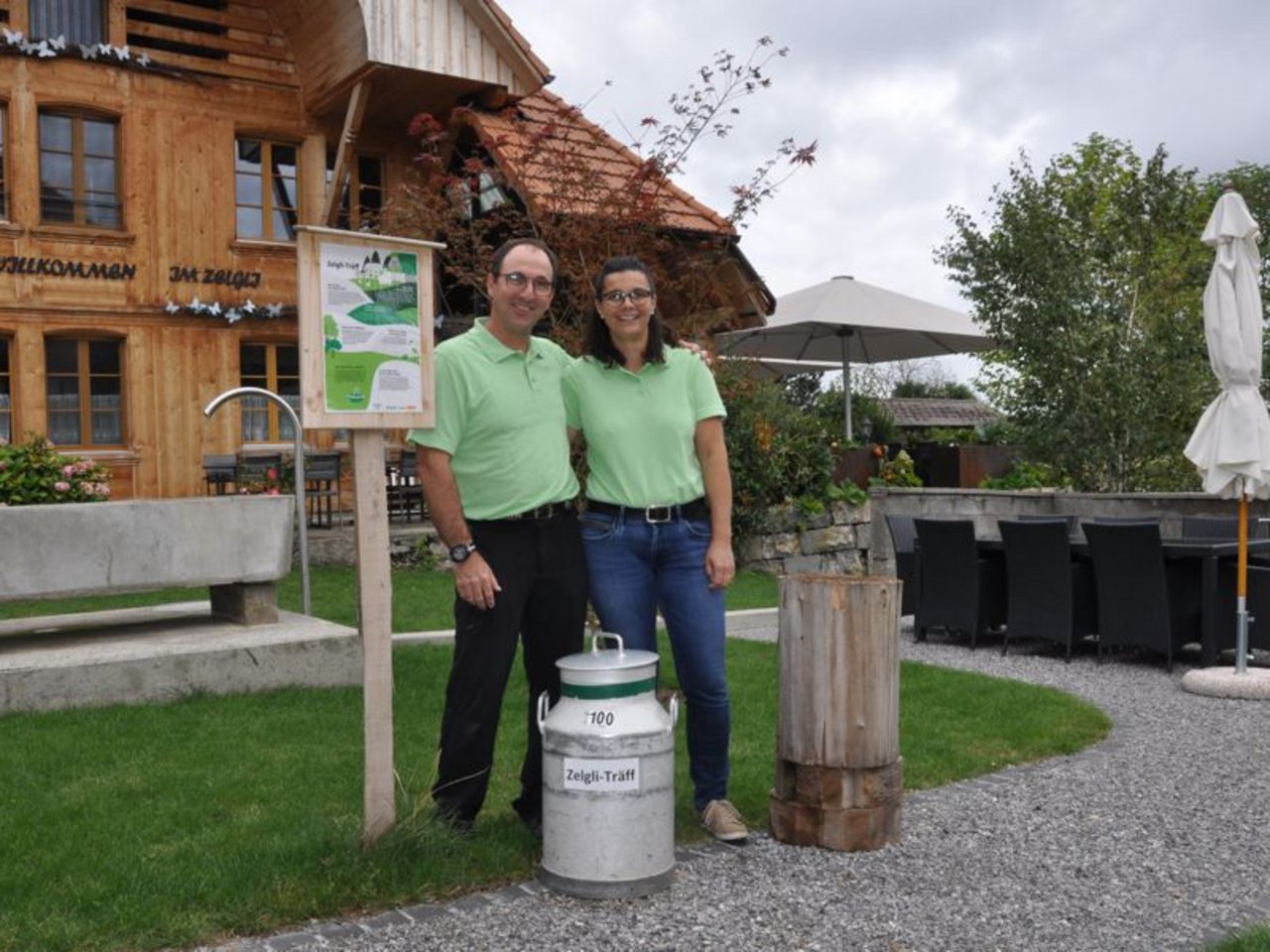 Zu den Nominierten gehört die Familie Reusser, die mit ihrem Erlebnisweg der Bevölkerung die Landwirtschaft näher bringen möchte. (Bild Emmental Versicherung)