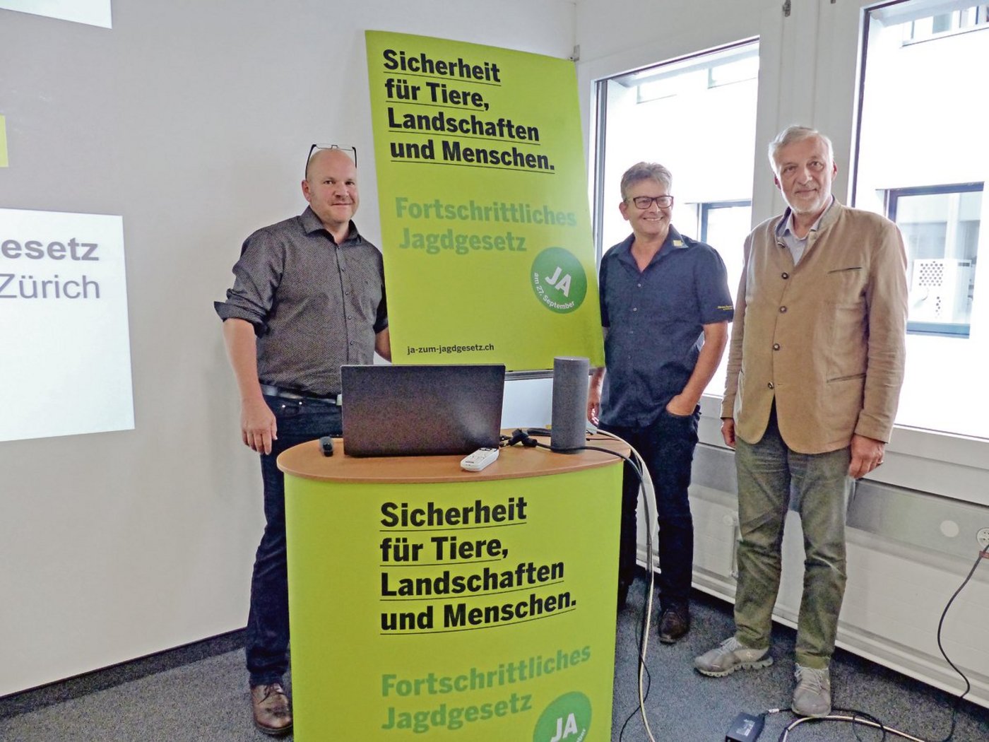 Werben für ein Ja zum revidierten Jagdgesetz (v. l. n. r.): Martin Renner, Geschäftsführer Bündner Bauernverband; Martin Haab, gewählter Präsident Zürcher Bauernverband und Christian Jaques, Präsident von Jagd Zürich. (Bild zVg)