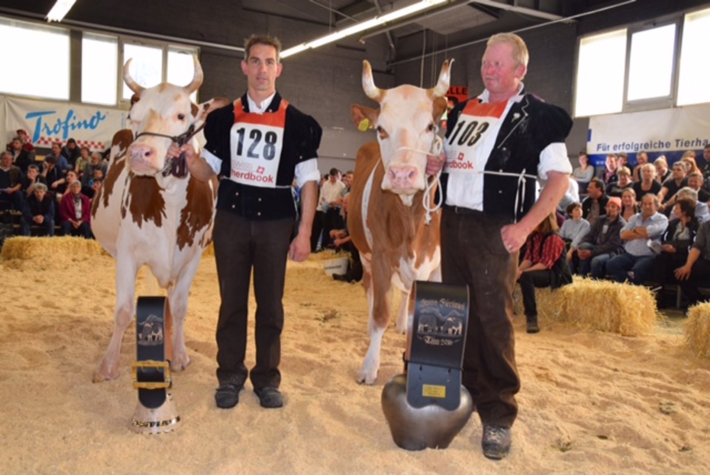 Die Grand Champion Unic Hella von Hans Ueli von Känel, Frutigen BE (r.) und Reserve Champion Alfredo Saina von Michael Oesch, Eriz BE. (Bilder Peter Fankhauser)