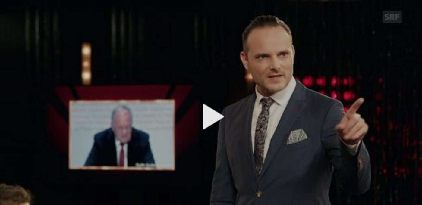 Dominic Deville macht sich über die Hornkuh-Initiative lustig. (Bild SRF)