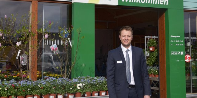 Simon Gfeller, Marketing-Leiter von Landi Schweiz, vor dem Landi-Laden in Bellmund BE. Dieser wurde als erster Laden nach neuem Konzept im August 2016 eröffnet. (Bilder Jeanne Woodtli)