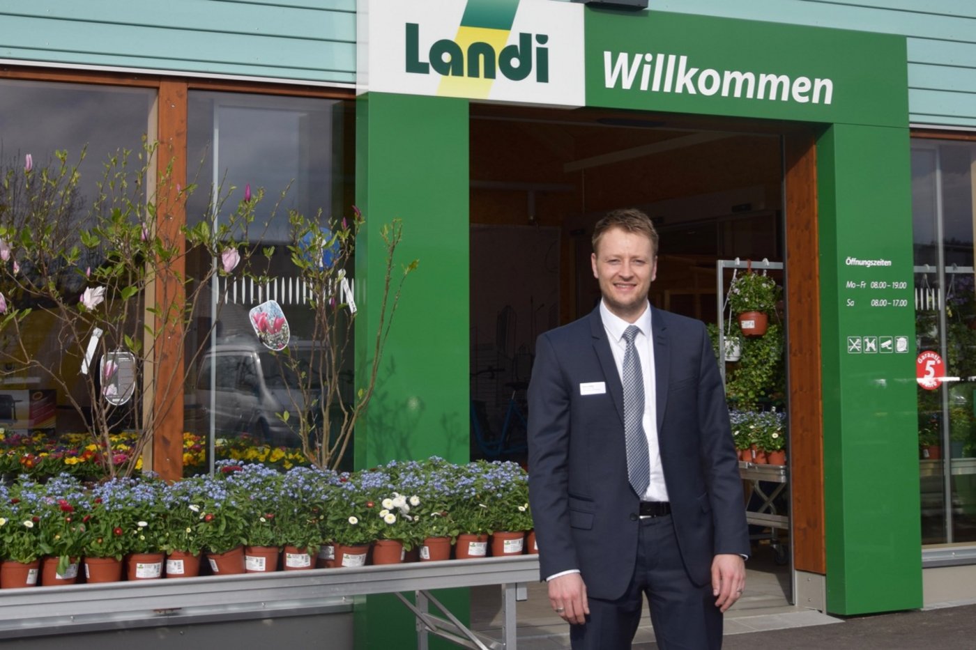 Simon Gfeller, Marketing-Leiter von Landi Schweiz, vor dem Landi-Laden in Bellmund BE. Dieser wurde als erster Laden nach neuem Konzept im August 2016 eröffnet. (Bilder Jeanne Woodtli)