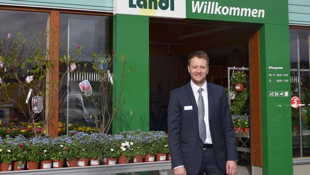 Simon Gfeller, Marketing-Leiter von Landi Schweiz, vor dem Landi-Laden in Bellmund BE. Dieser wurde als erster Laden nach neuem Konzept im August 2016 eröffnet. (Bilder Jeanne Woodtli)