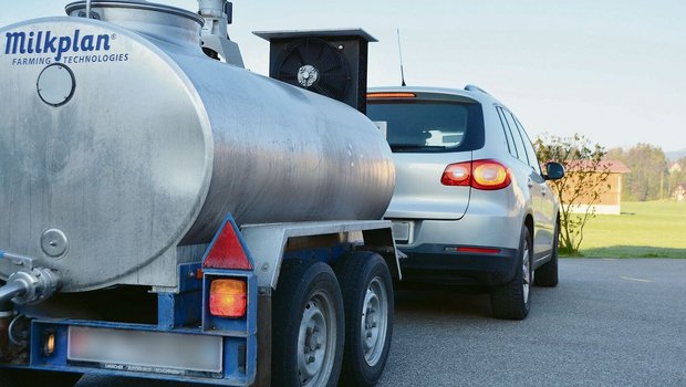 Mit Anhänger am Auto Mit Anhänger am Auto sind viele Bauern öfter unterwegs, beispielsweise in die Käserei. Das zulässige Gesamtgewicht sollte überprüft werden.