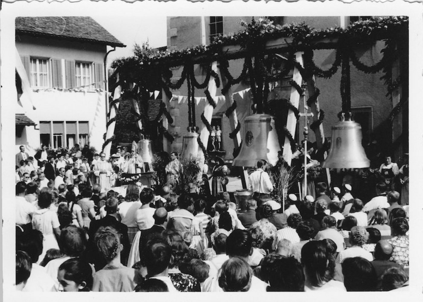 Bischöflich gesegnet und bereit zum Aufzug stehen die Glocken der Reihe nach aufgereiht. 