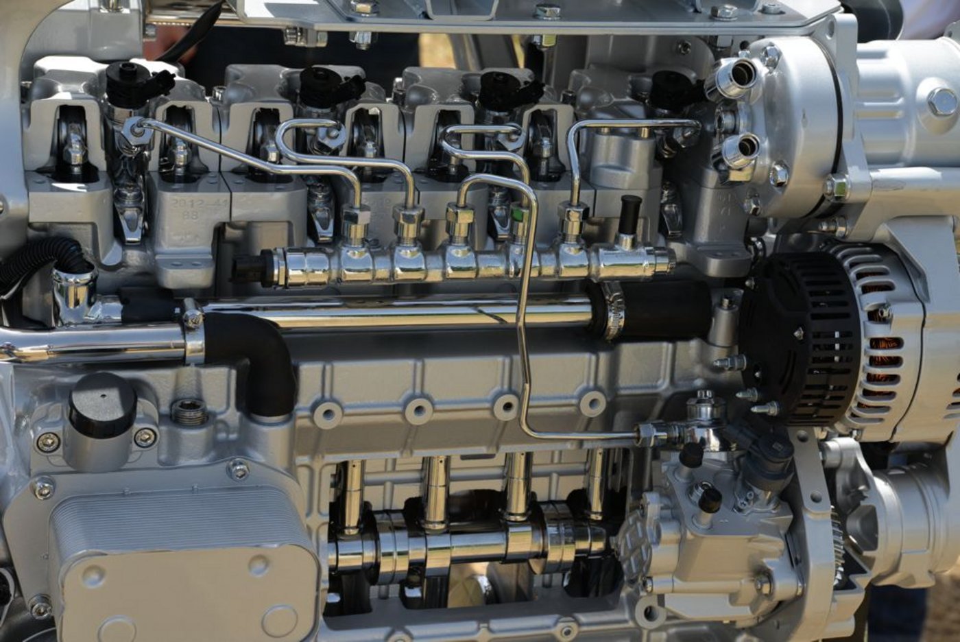 Beim Common-Rail-Einspritzsystem erzeugt eine Treibstoffpumpe (unten rechts) einen Vorratsdruck in der Verteilerleiste, wo die Einstpritzdüsen der Zylinder angeschlossen sind. (Bild: Beat Schmid)