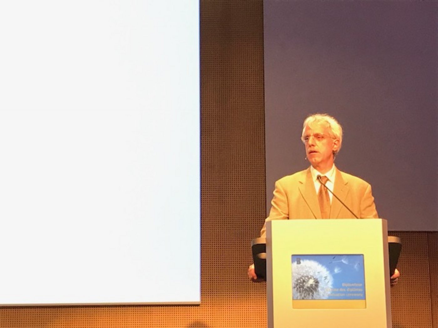 Der Leiter Lehre, Roland Stähli, verteilte die Diplome. (Bild akr)