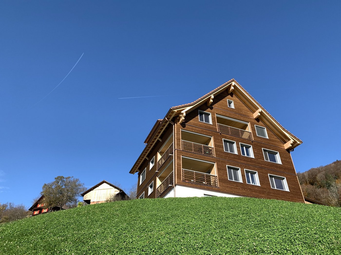 Ersatzneubau für ein altes Bauernhaus hoch über dem Zugersee an steiler Lage: Die drei Wohnungen sind fremdvermietet. Das Wohnhaus von Familie Hürlimann ist links im Bild, in der Mitte die Scheune.  (Bilder js)