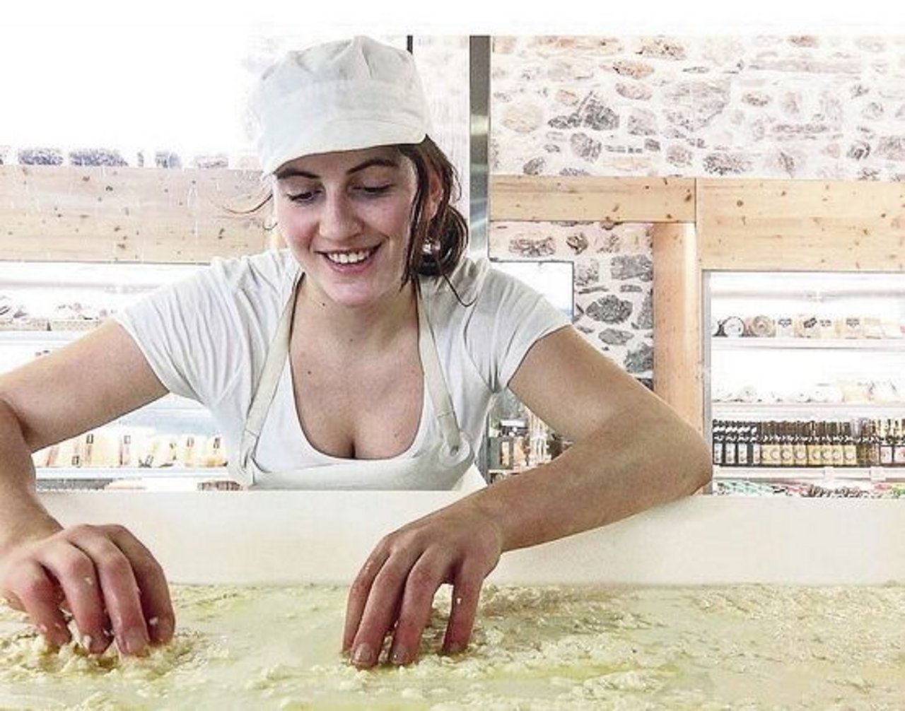 Selina Rieder absolviert ihre Zweitlehre zur Milchtechnologin in der Kloster-Schaukäserei in Engelberg, OW. 