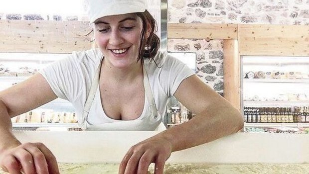 Selina Rieder absolv Selina Rieder absolviert ihre Zweitlehre zur Milchtechnologin in der Kloster-Schaukäserei in Engelberg, OW.