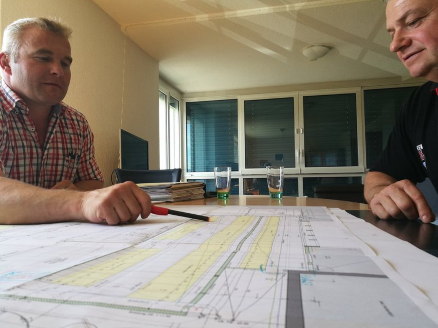 Pius Bucher (l.) und Toni Schmutz (r.) besprechen die Baupläne. (zvg)