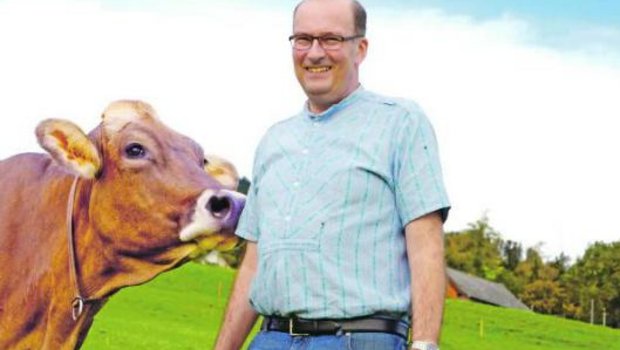 Bio-Bauer Markus Ritter sagt, dass er sich mit Leidenschaft für die Zukunft der Schweizer Landwirtschaft einsetzt. Dabei kommen die eigenen Kühe manchmal etwas zu kurz. (Bild hja)