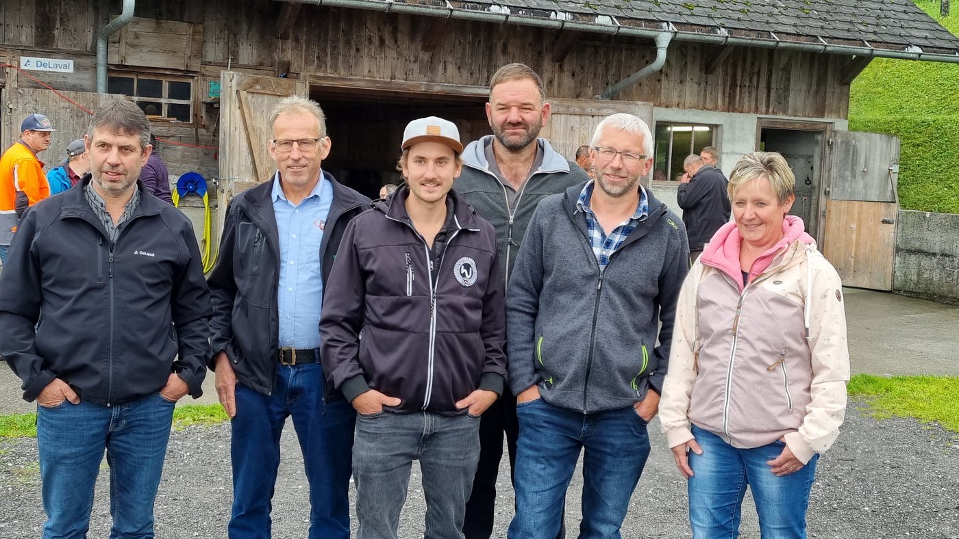 Dienstbotenehrung mit den Vertretern des Bauernverbandes Nidwalden und einigen der Geehrten. (Bild db)