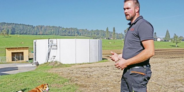 Das Endlager steht bereits, mit dem Bau der Biogasanlage wird Ende Monat begonnen. Marc Ruckli (im Bild) und sein Bruder Lukas setzen auf Stromerzeugung als Betriebszweig.