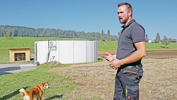 Das Endlager steht bereits, mit dem Bau der Biogasanlage wird Ende Monat begonnen. Marc Ruckli (im Bild) und sein Bruder Lukas setzen auf Stromerzeugung als Betriebszweig.