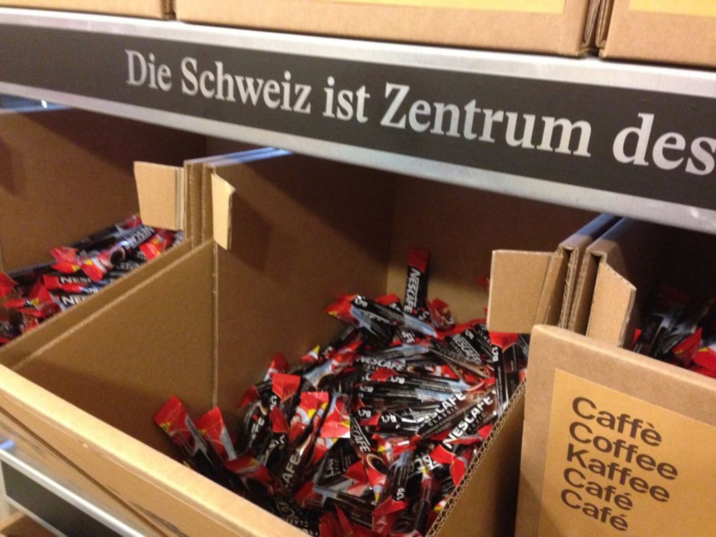 Im einen Turm warten 2,5 Millionen Kaffee-Päckchen darauf, herausgegriffen zu werden.