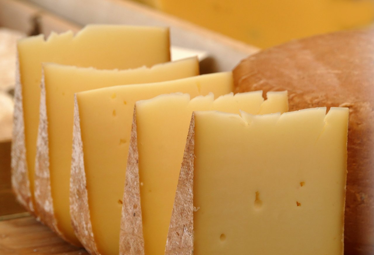 An der Käsetheke waren die Durchschnittspreise in der EU 2014 höher als im Vorjahr. (Bild FotoHiero / pixelio.de)