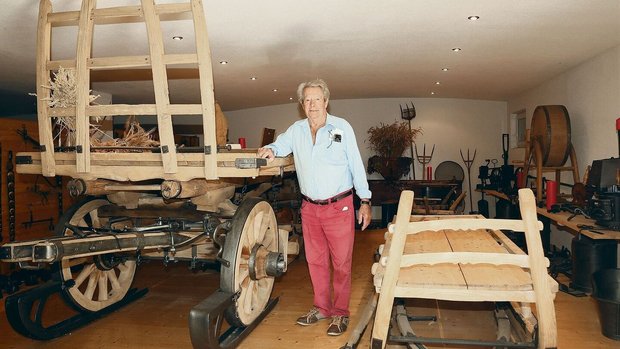 Martin Erni mit seinem grössten Ausstellungsobjekt, dem grossen hölzernen Pferdewagen.