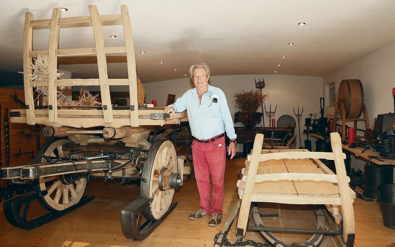Martin Erni mit seinem grössten Ausstellungsobjekt, dem grossen hölzernen Pferdewagen.