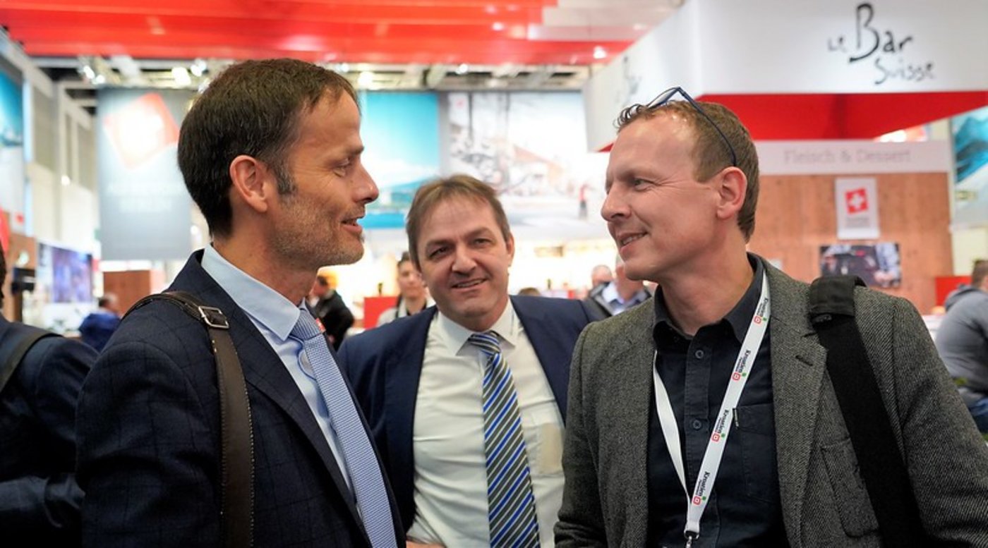 Adrian (Aebi, BLW) trifft Adrian (Krebs, BauernZeitung), im Hintergrund SMP-Direktor Stephan Hagenbuch. (Bild Markus Rediger/LID)