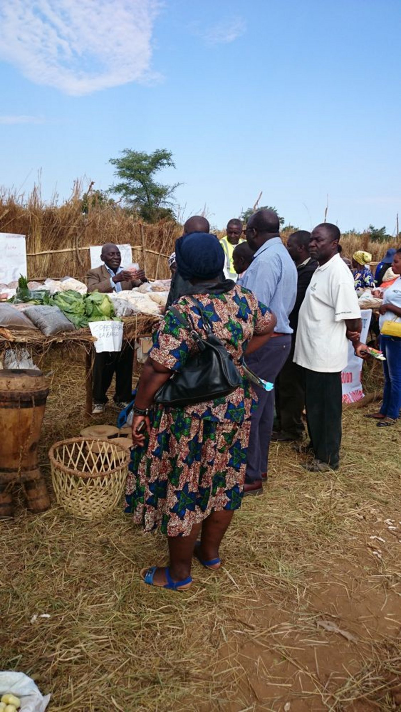 Der überzeugte Biobauer Alban erklärt den Juroren des Wettbewerbs, warum es wichtig ist, weiterhin traditionelle Sorten anzubauen und auszutauschen. 