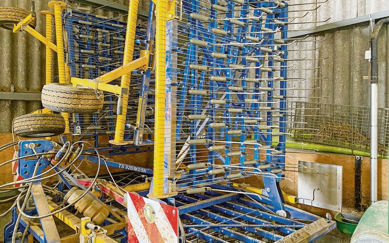 Der Treffler-Striegel lässt sich vom Traktor aus regulieren. Das habe sich bewährt, sagt der Schaffhauser. 