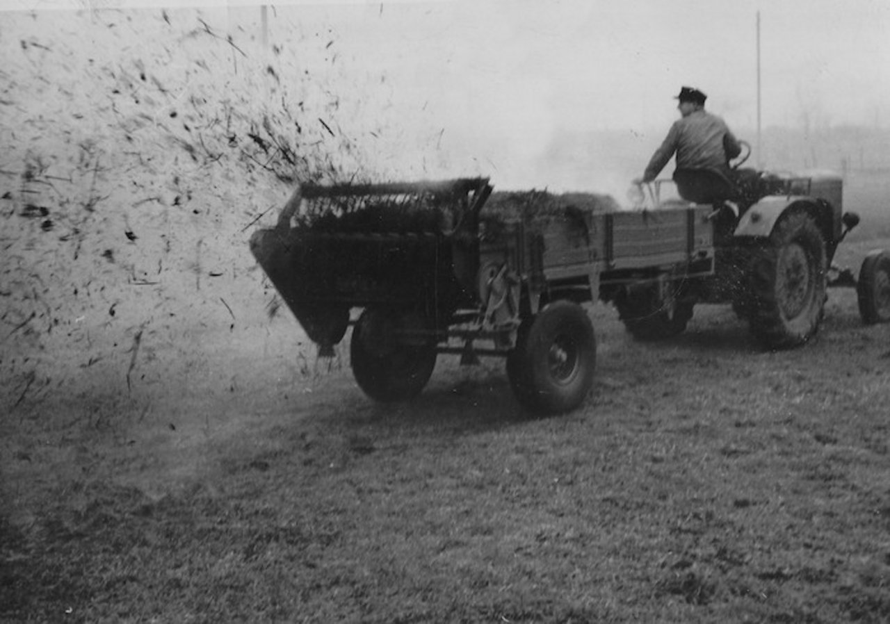 Mistzetter: Das Bild zeigt einen Miststreuer von Fortuna Fahrzeugbau aus dem Jahr 1954. (Bild Wikimedia)