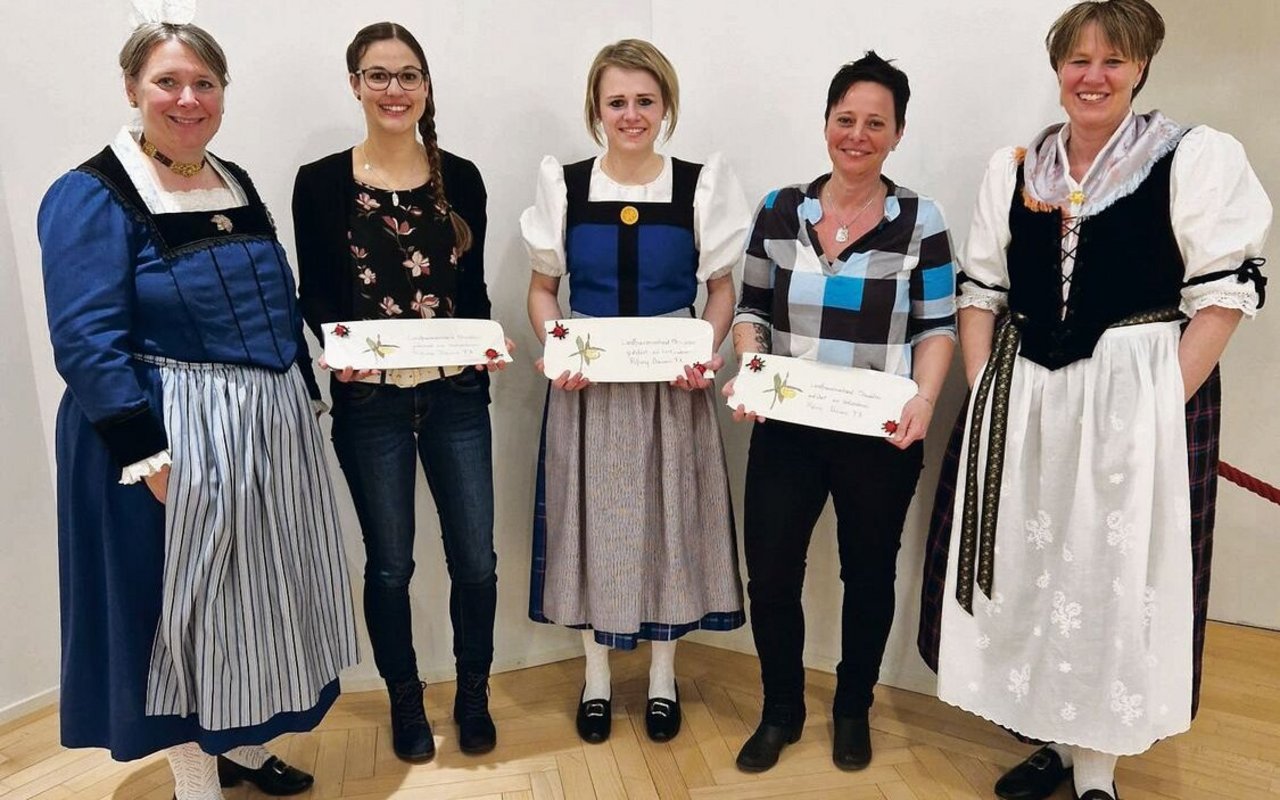 Die Co-Präsidentinnen ehrten die Bäuerinnen Tanja Waser, Tanja Kathriner und Franziska Bucher.