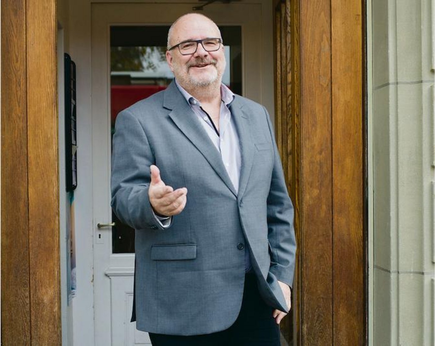 «Reicht nicht ein altes Bild von der Website?» Jürg Jordi vor dem Eingang zum Restaurant «Eiger» in Bern. (Bild hja)