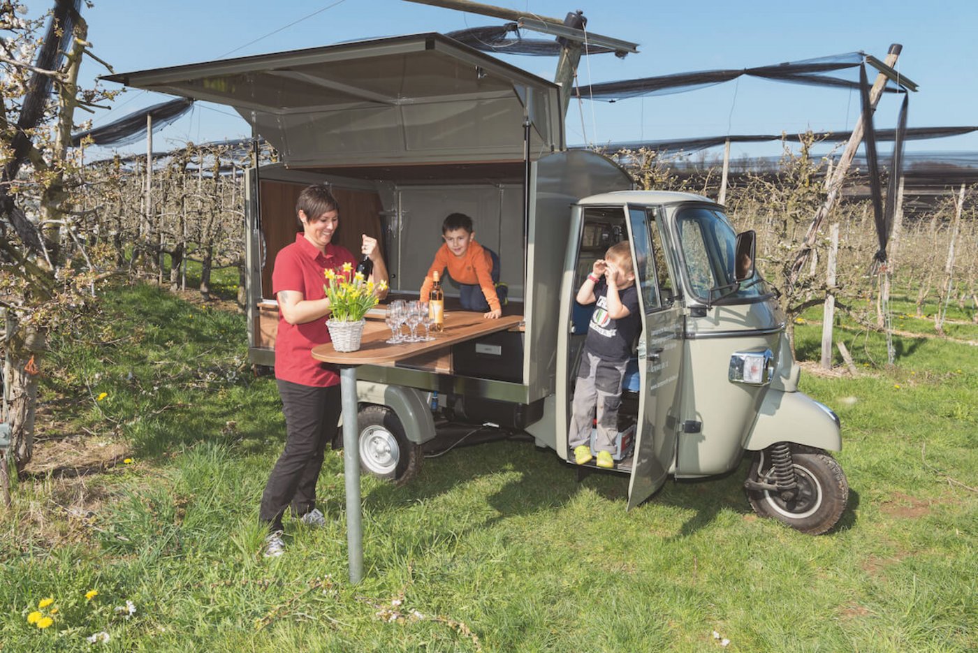 Amina Lamprecht baut ihre Ape zum Apéro-Gefährt um. Die Söhne Ben und Leo sind mit dabei. (Foto: Miriam Kolmann)