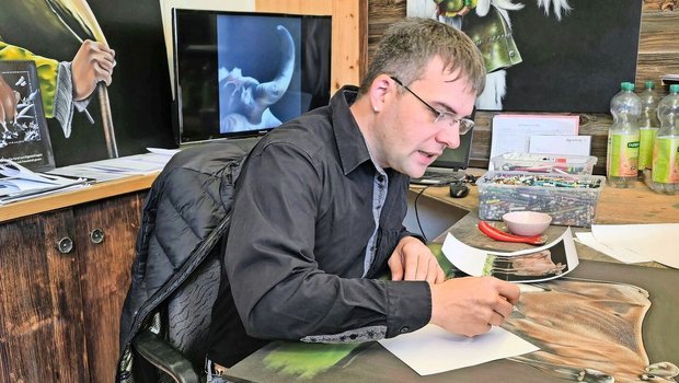 Rund 30 Stunden dauert es, bis Stefan Manser ein Bild wie diese Kuh gemalt hat. Seine Vorlage für solche realistischen Bilder ist in der Regel ein Foto vom Tier.