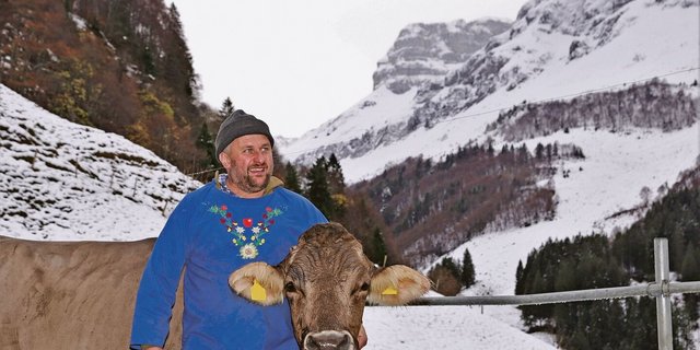 Der 50-jährige Roman Ulrich, genannt «Jöri», züchtet auf seinem Heimet Bergli Original-Braunvieh-Kühe und bewirtschaftet 15 Hektar steile Bergwiesen.