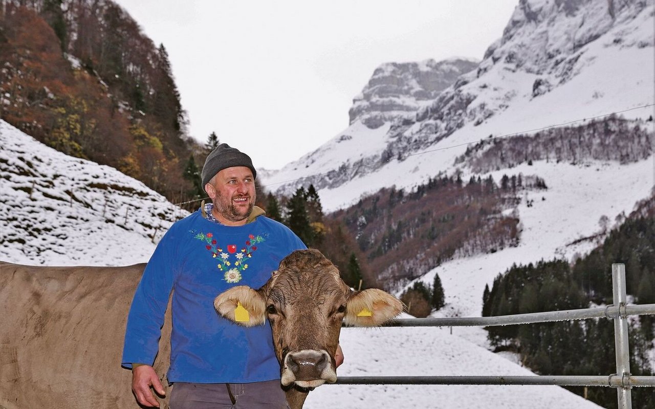 Der 50-jährige Roman Ulrich, genannt «Jöri», züchtet auf seinem Heimet Bergli Original-Braunvieh-Kühe und bewirtschaftet 15 Hektar steile Bergwiesen.