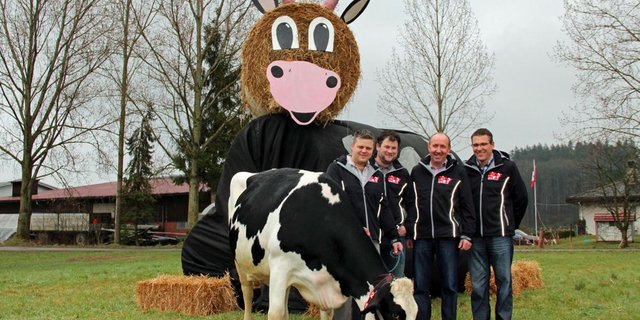 Sind voller Vorfreude auf die dritte Viehschau des Viehzuchtvereins Gäu (v. l. n. r.): David Berger mit Kuh Lissy, Beat von Felten, Paul Probst und Klemens Jäggi. (Bild Benildis Bentolila)