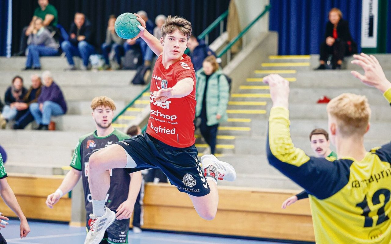 Auf der Position Mitte-Rückraum ist Lino Wiederkehr der Spielmacher im Handballteam. Er steht beim HSC Suhr Aarau unter Vertrag.