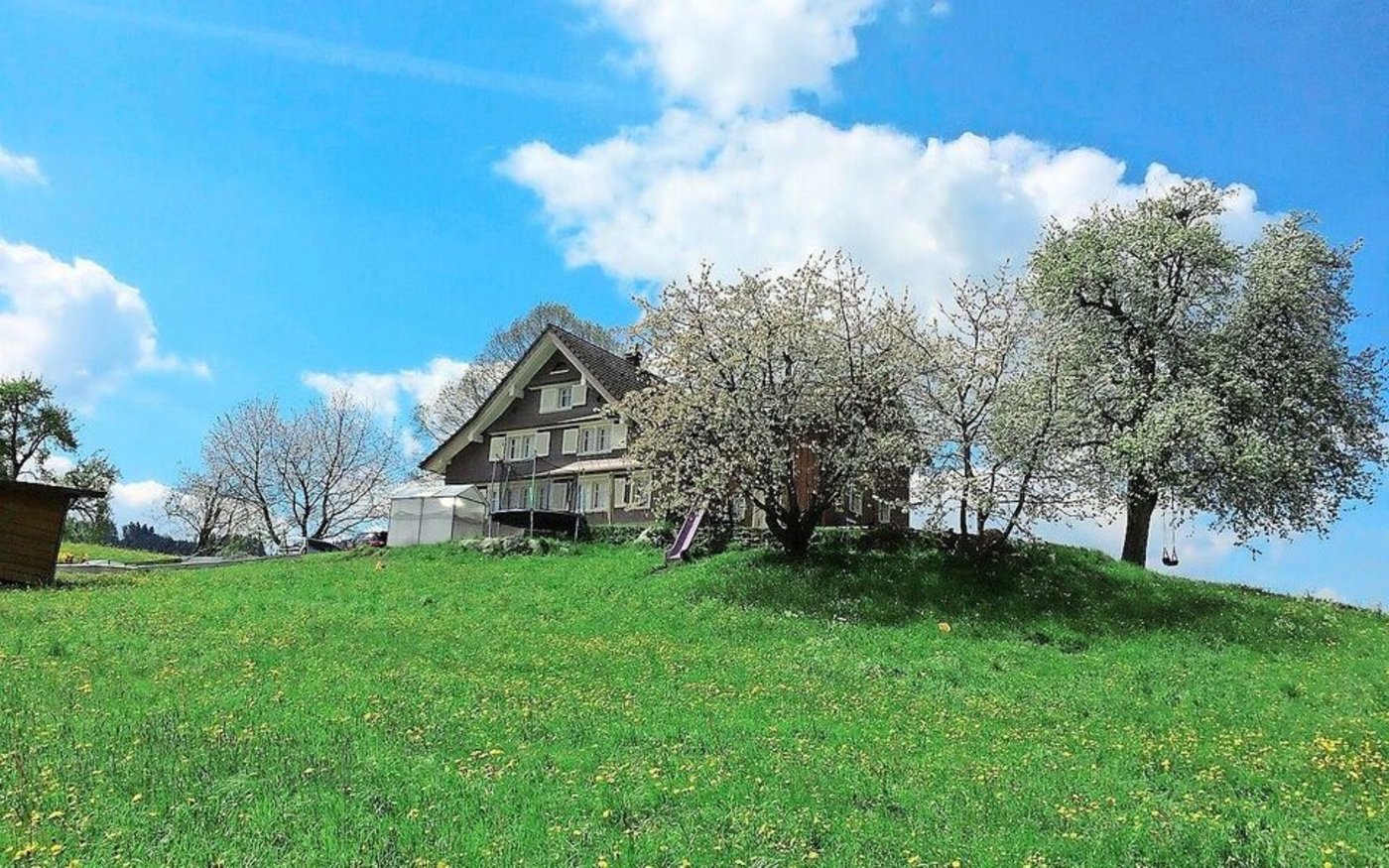 Idyllische Lage und schöne Aussicht reichen nicht. Bauernfamilien müssen sich auch in der Hügel- und Bergregion stallbautechnisch weiterentwickeln können. 