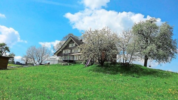 Idyllische Lage und schöne Aussicht reichen nicht. Bauernfamilien müssen sich auch in der Hügel- und Bergregion stallbautechnisch weiterentwickeln können. 