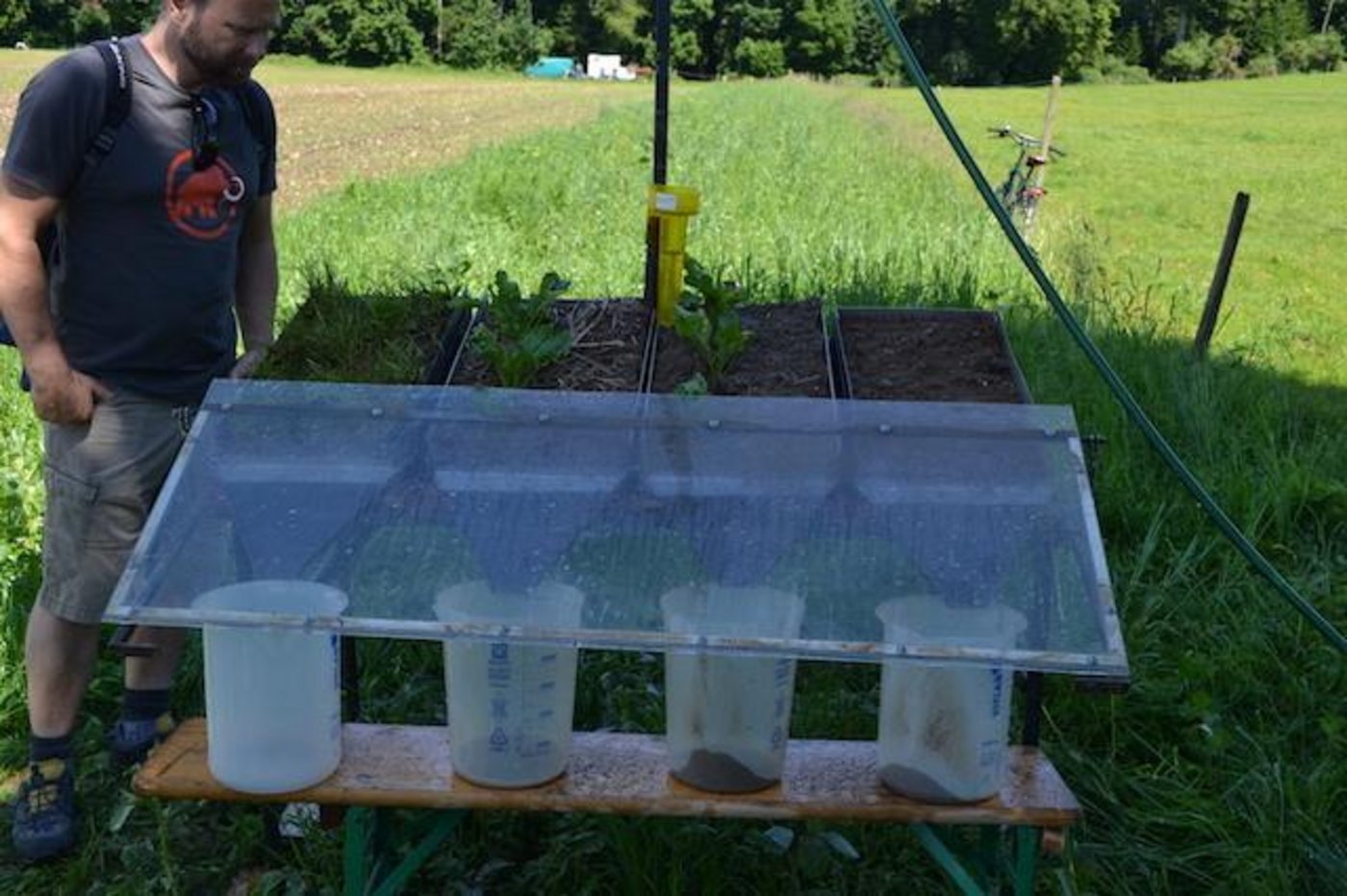 Ein kleines Experiment zeigte, dass unbedeckter Boden im Vergleich zu bedecktem Boden viel anfälliger auf Erosion ist.(Bild jsc)