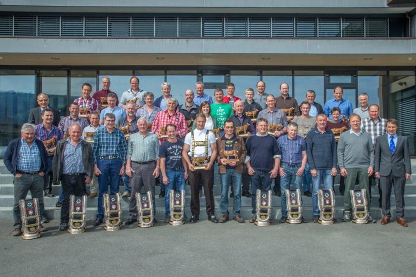 Die geehrten Besitzer der langlebigen, leistungsstarken Kühe anlässlich der DV in Zug. (Bild pd)
