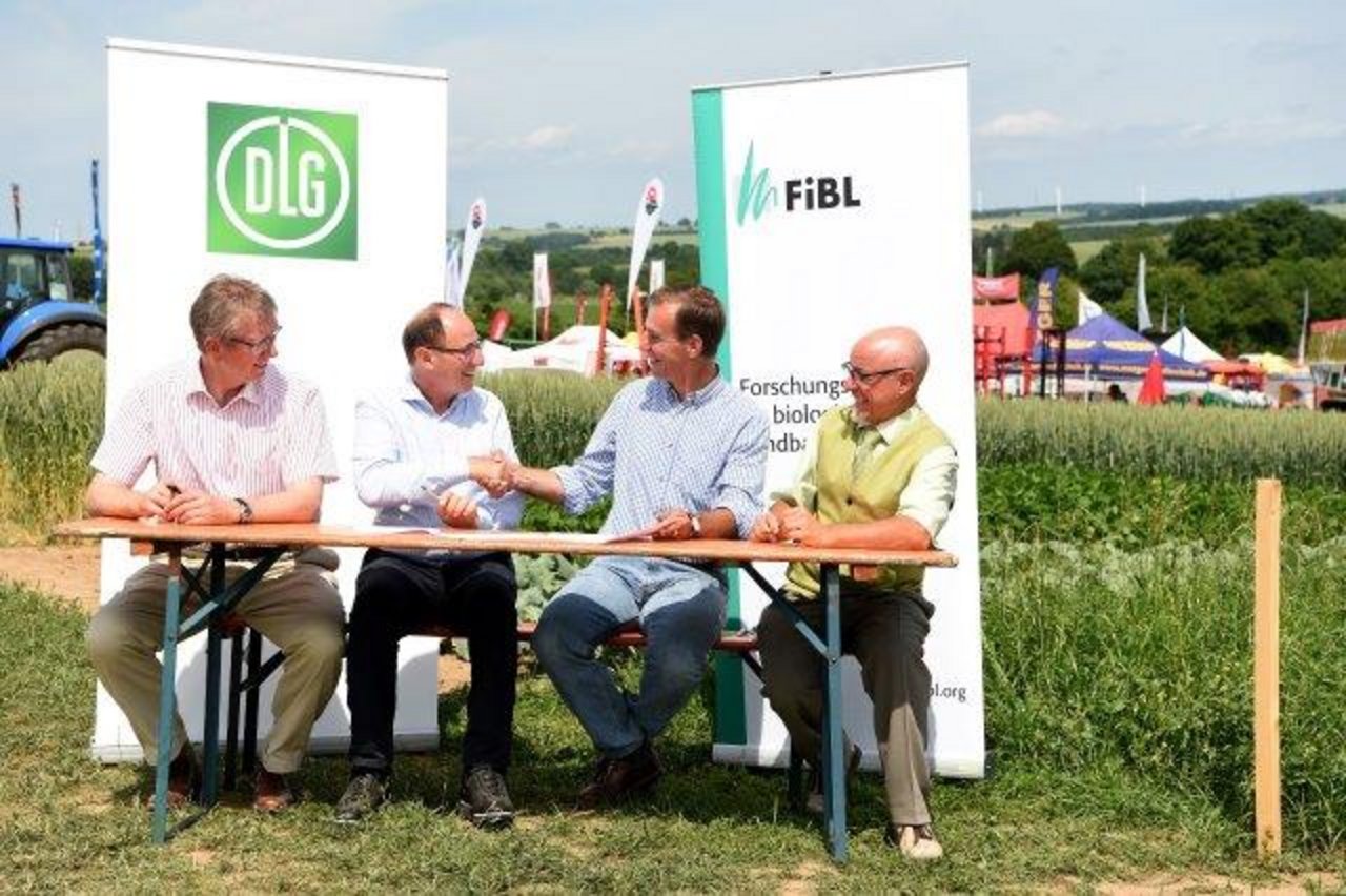 Unterzeichnung des Kooperationsvertrags zwischen DLG und FiBL (v.l.): Reinhard Grandke (DLG-Geschäftsführer), Urs Niggli (Vorstandsvorsitzender FiBL), Carl-Albrecht Bartmer (DLG- Präsident) und Dr. Robert Hermanowski (Geschäftsführer FiBL D).