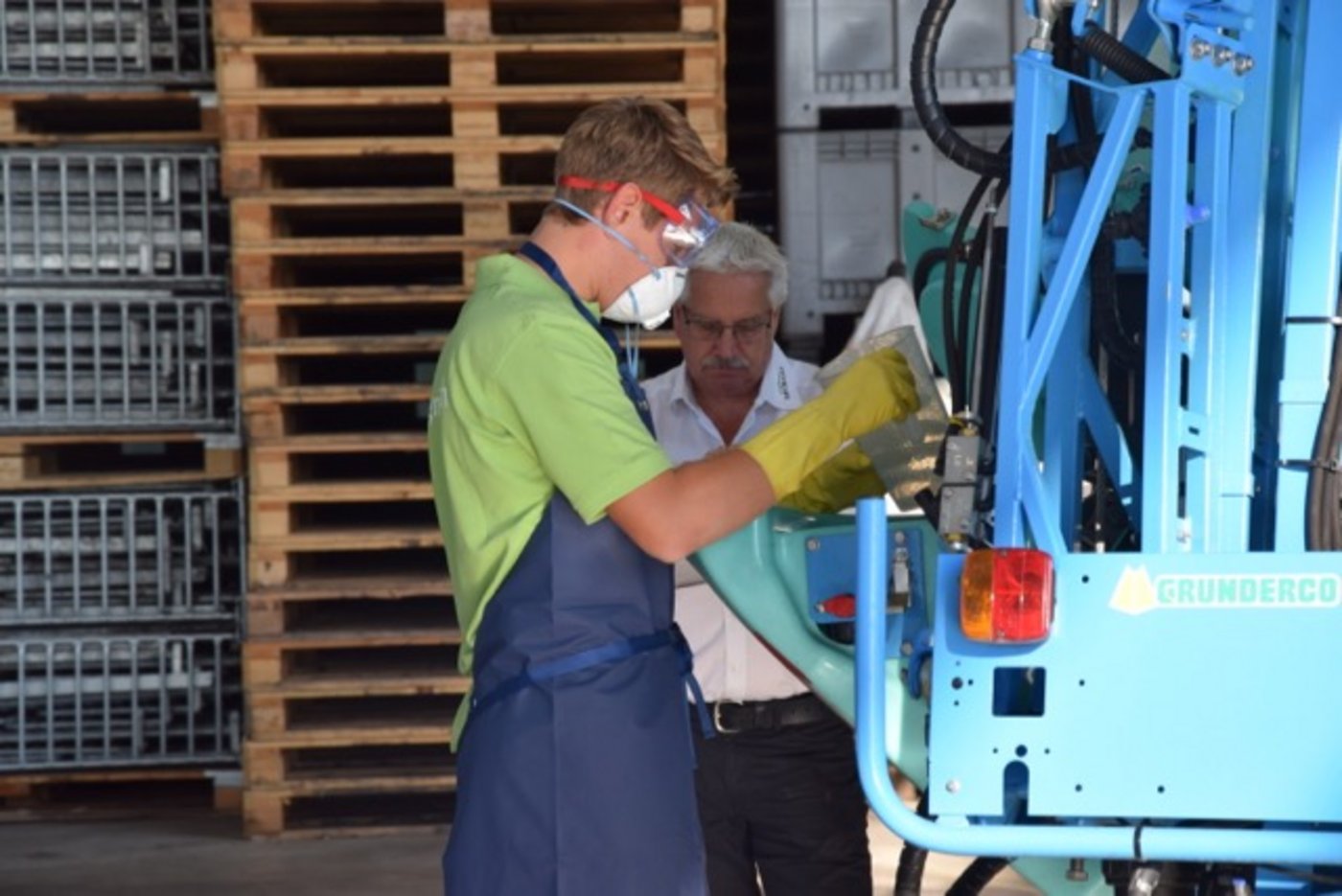 Der 19-Jährige beim Anrühren der Spritzbrühe - gearbeitet wird aber nicht mit echtem Pflanzenschutzmittel, sondern mit Sirup und Zucker.