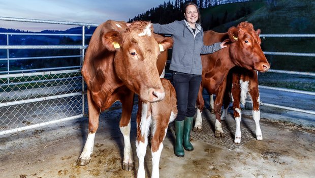 Evelyn Scheidegger gründete den Verein Cowpassion. Zusammen mit ihrem Mann hält sie auf ihrem Betrieb in Signau BE Swiss-Fleckvieh-Kühe und betreibt muttergebundene Kälberaufzucht. (Bild Blick/Siggi Bucher)
